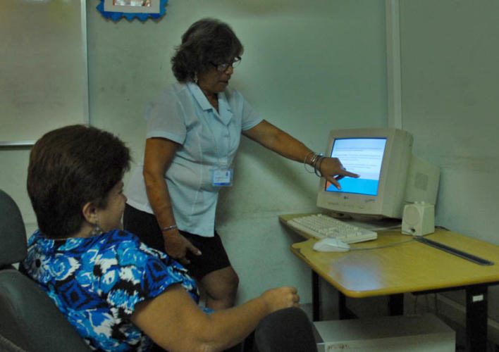Profesora indicándole las tareas a una estudiante. Foto: Agustín Borrego.