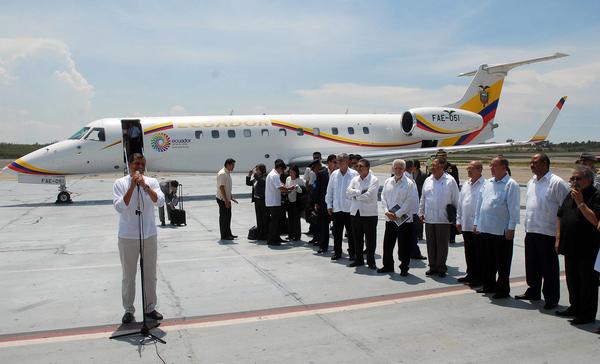 El Presidente de Ecuador, Rafael Correa, ofrece declaraciones a su llegada al aeropuerto internacional Antonio Maceo, de la provincia de Santiago de Cuba, el 20 de septiembre de 2013. Foto: Miguel Rubiera Jústiz