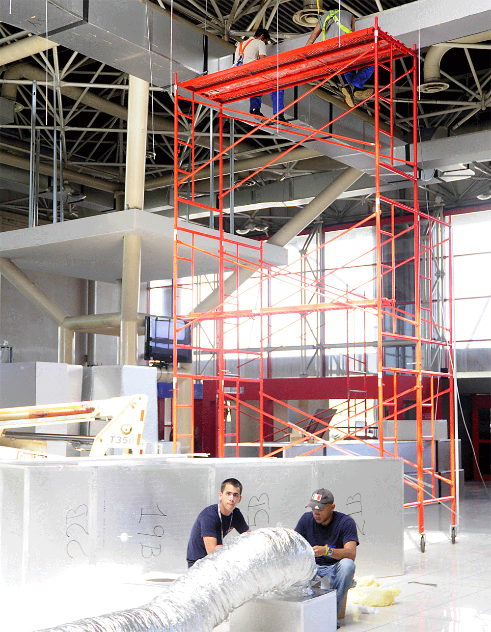 En una fraternal porfía emulativa transcurren los días para dar cumplimiento al cronograma de reparación de la Terminal Tres del aeropuerto internacional José Martí. Foto: Roberto Carlos Medina