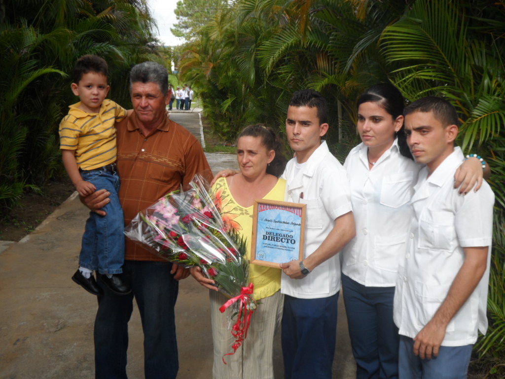 El joven pinareño junto a sus padres y sus hermanos, dos de los cuales también escogieron la dedicada profesión de la Medicina.