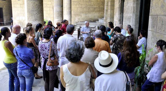 3-Los-asistentes-escuchan-con-antenci+¦n-la-narracion-del-Dr.-Leal-de-aquellos-a+¦os-de-busqueda.-Foto.-Roberto-Garaicoa-Cubadebate