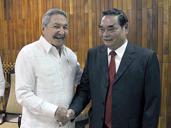 Raúl Castro Ruz, Primer Secretario del Comité Central del Partido Comunista de Cuba, recibió este sábado al compañero Le Hong Anh, miembro del Buró Político y Secretario Permanente del Secretariado del Partido Comunista de Vietnam. Foto: Estudios Revolución