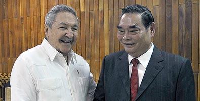 Raúl Castro Ruz, Primer Secretario del Comité Central del Partido Comunista de Cuba, recibió este sábado al compañero Le Hong Anh, miembro del Buró Político y Secretario Permanente del Secretariado del Partido Comunista de Vietnam. Foto: Estudios Revolución