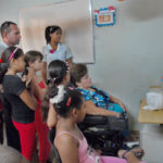 Niños, jóvenes y adultos disfrutando del trabajo realizado por una estudiante. Foto: Agustín Borrego