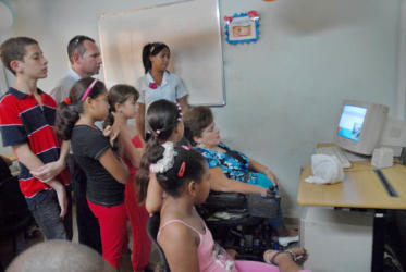 Niños, jóvenes y adultos disfrutando del trabajo realizado por una estudiante. Foto: Agustín Borrego