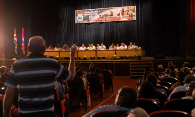 Ni un día más de injusticia fue el reclamo unánime de los participantes en el encuentro sindical que está presidido por Salvador Valdés Mesa, miembro del Buró Político del Partido Comunista de Cuba. Foto: Alberto Núñez