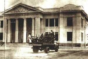 Combatientes sobre un camión frente al colegio San Lorenzo el 5 de septiembre de 1957. Foto: Jorge García.