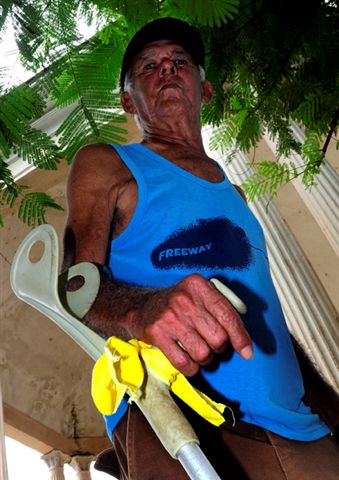 El remediano Andrés García Pérez y su bastón con cinta amarilla. Foto: Roberto Carlos Medina.