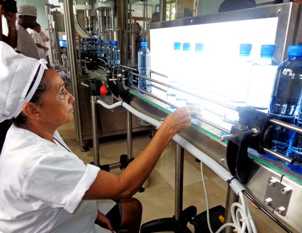 La nueva fábrica logra producir unas 500 cajas de agua natural embotellada por jornada. Foto: Rodny Alcolea