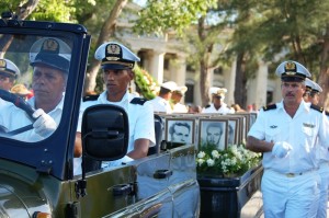 Homenaje a los caídos en el cementerio de la ciudad de Cienfuegos.  Foto: Barreras Ferrán.