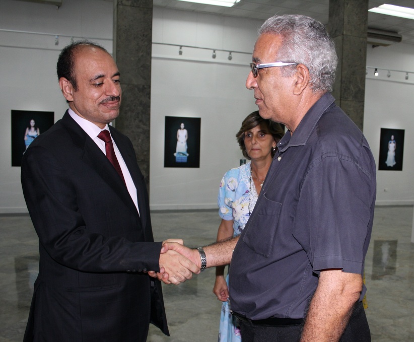El Doctor Eduardo Torres Cuevas (derecha) condujo al Excmo. Sr. Embajador Saeed Hassan Al Jomae en un breve recorrido por las salas más importantes de la BNC.