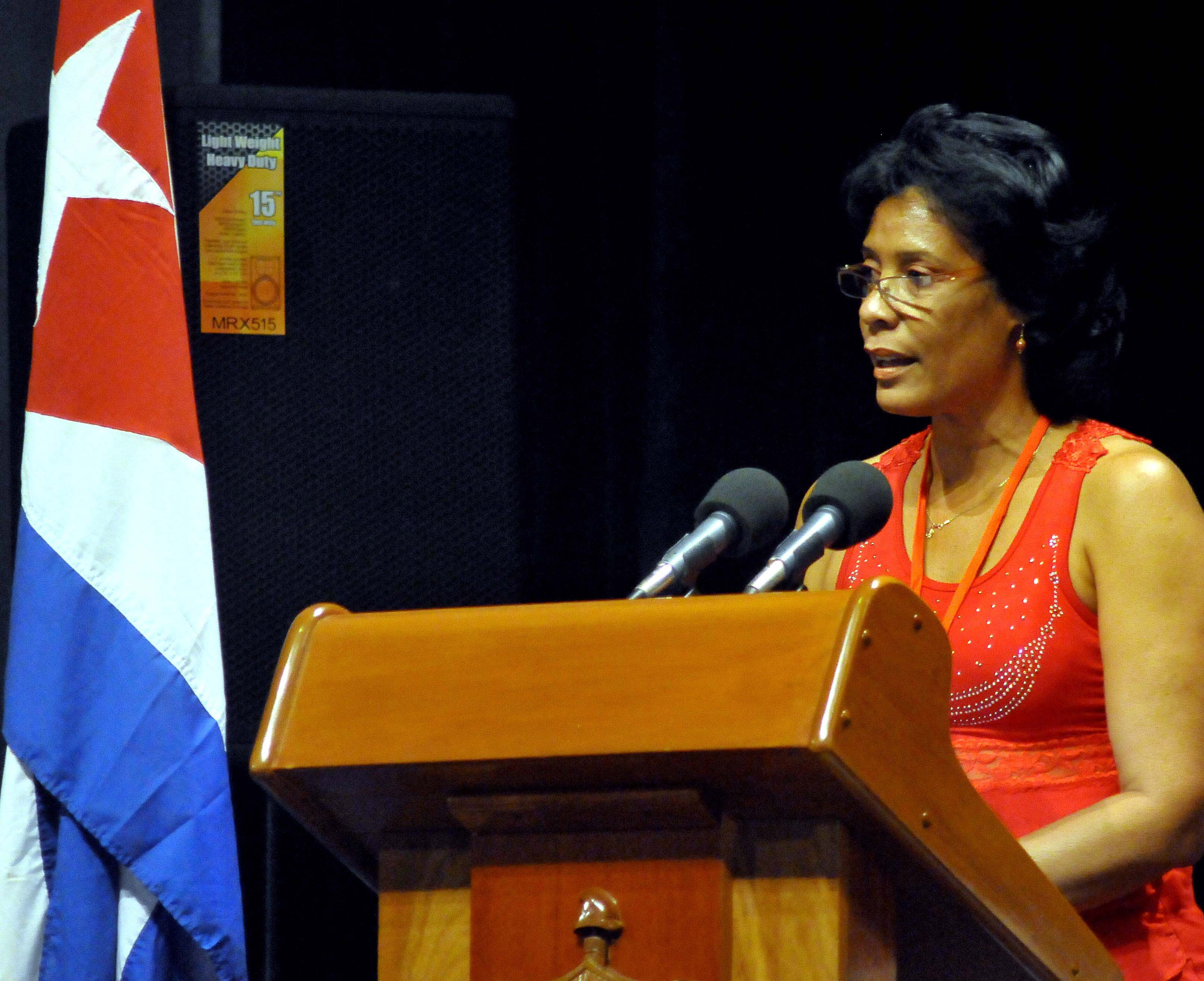 Iris Fonseca, administradora de la UBPC Juan Oramas, leyó el compromiso de los agropecuarios de elevar la producción y reducir las importaciones. Foto: Joaquín Hernández Mena