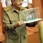 El Premio del Barrio fue otorgado líder de la Revolución cubana Fidel Castro Ruz, fundador de los CDR, como justo reconocimiento a su obra humanista, que impulsó y dirigió la lucha del pueblo por el triunfo y la consolidación del proceso revolucionario y su avance hacia el socialismo.El galardón lo recibió Raúl de manos de Carlos Rafael Miranda, ratificado como coordinador nacional de los CDR. Fotos: José Raúl Rodríguez Robleda.