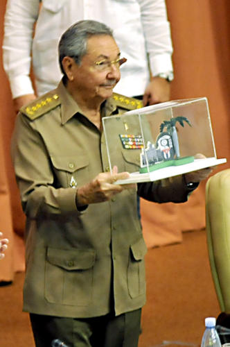 El Premio del Barrio fue otorgado líder de la Revolución cubana Fidel Castro Ruz, fundador de los CDR, como justo reconocimiento a su obra humanista, que impulsó y dirigió la lucha del pueblo por el triunfo y la consolidación del proceso revolucionario y su avance hacia el socialismo.El galardón lo recibió Raúl de manos de Carlos Rafael Miranda, ratificado como coordinador nacional de los CDR. Fotos: José Raúl Rodríguez Robleda.