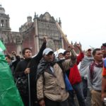 La policía mexicana ha desalojado hoy el Zócalo, la principal plaza del centro de México, donde miles de maestros mantenían una acampada de protesta desde hace un mes. Foto: Sáshenka Gutiérrez/EFE.