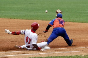 Juego semifinal de la 52 Serie Nacional Matanzas-Sancti Spíritus. Foto: José R. Rodríguez Robleda
