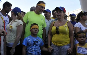 En la salida, frente al Capitolio de La Habana, el héroe René González, juntoa  miles de capitalinos. Foto: Joaquin Hernández Mena