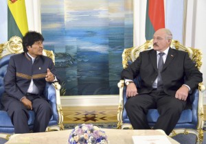 El presidente bielorruso, Alexander Lukashenko (d), conversa con su homólogo boliviano, Evo Morales, durante su reunión en Minsk (Bielorrusia)