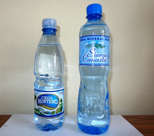 La botella de agua natural Sierra Canasta (600 ml), a la derecha, se comercializará al mismo precio que la actual Ciego Montero (500 ml), a la izquierda.