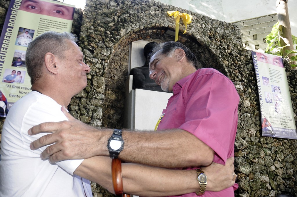 El ex agente de la Seguridad del Estado, Manuel  David Orrio, y el Héroe de la República de Cuba, Rene González, se abrazan durante el dialogo de generaciones que tuvo lugar después de la creación del Club Martiano para la liberación de los Cinco Héroes.