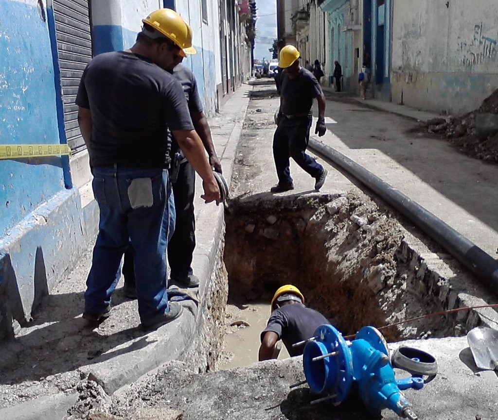 Los trabajadores de Aguas de La Habana rehabilitan las redes de La Habana Vieja. Fotos: Ariadna Pérez Valdés.