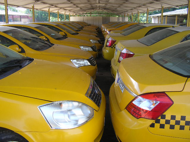 Los taxis permanecen parqueados en la base Dos de Holguín. Foto: Del autor