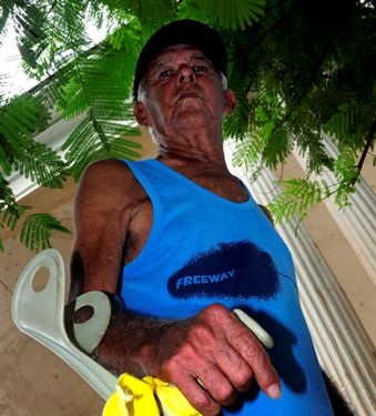 El remediano Andrés García Pérez y su bastón con cinta amarilla. Foto: Roberto Carlos Medina.