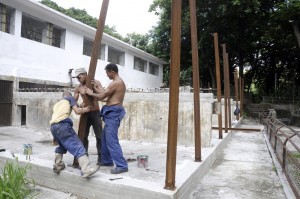 También reconstruyen el exhibidor de los simios. Fotos: René Pérez Massola