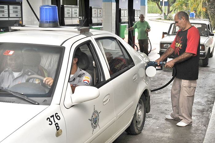 Cada carro que retorna recibe el combustible y otras habilitaciones antes de ir al parqueo donde permanece hasta que vuelva a cumplir su misión, afirma Roberto Remón.