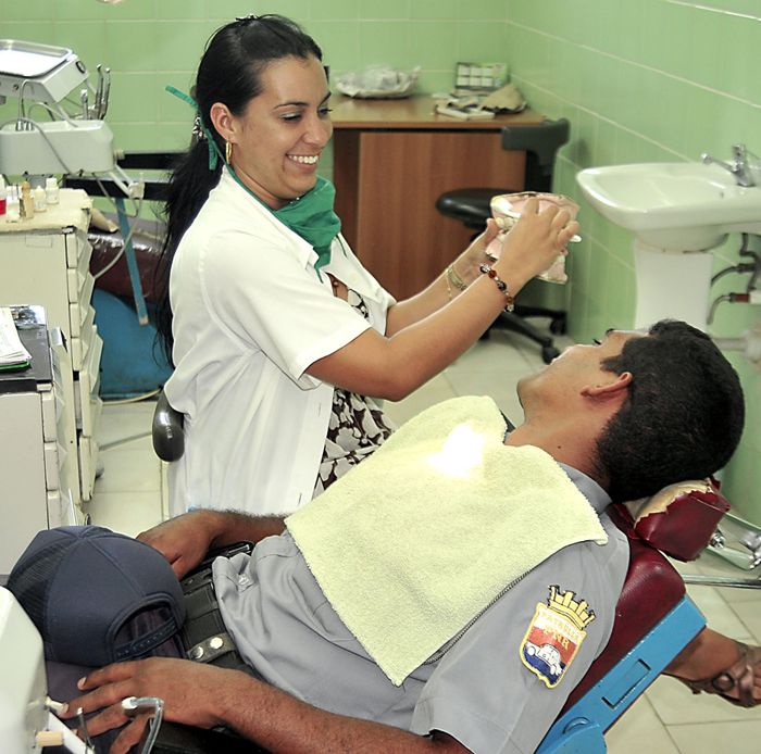 La atención estomatológica forma parte de los servicios que reciben los combatientes de la PNR.
