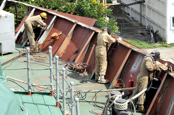 Sobresalen soldadores y paileros quienes se emplean a fondo en la restauración de los cascos de los barcos.