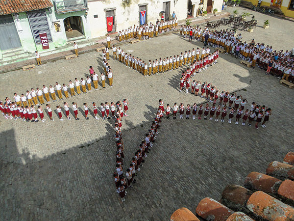 Niños de enseñanzas primaria y secundaria forman una estrella