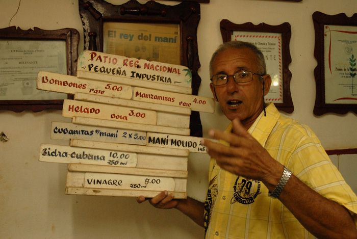 Precios de algunos de los productos que Leonardo vendía…Foto: Agustín Borrego