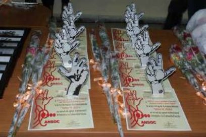 Conceden a Fidel y a Raúl distinción Manos de Cristal