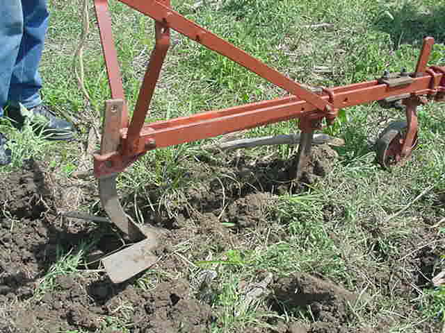 El uso adecuado de los implementos agrícolas retiene la erosión de los suelos y disminuye la compactación. Foto: Ana Margarita González