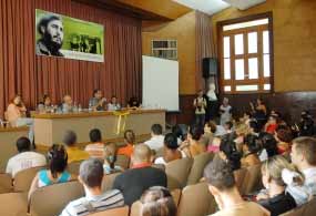 René González, Héroe de la República de Cuba, exhortó a los jóvenes a ser profundos en su modo de pensar. Foto: Tomada de PL.