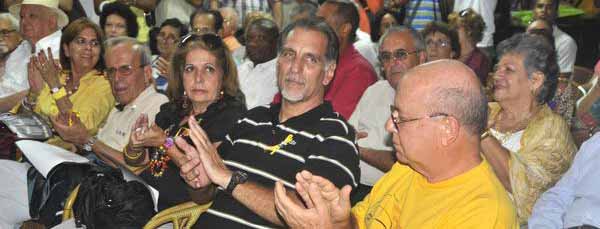 De derecha a izquierda, Miguel Barnet, Presidente de la Unión de Escritores y Artistas de Cuba (UNEAC), el Héroe de la República de Cuba, René González, uno de Los Cinco y su esposa Olga Salanueva, durante el espacio audiovisual