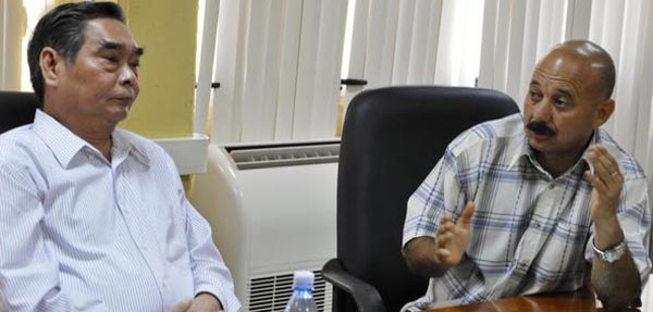 Le Hong Anh (I), miembro del Buró Político y del Secretariado del Partido Comunista de Vietnam, junto a Jorge Félix Lazo, miembros del Buró Provincial del Partido Comunista de Cuba, durante una visita a la provincia de Mayabeque