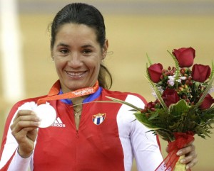 Yoanka González con su medalla de plata olímpica en Beijing 2008. Foto: Ricardo López Hevia