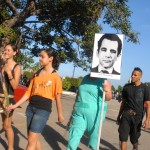 Nuestro pueblo, en peregrinaje hacia la necrópolis de Colón, junto a familiares y amigos, recuerda a sus seres queridos y tributan póstumo homenaje a las víctimas del crimen de Barbados, este 6 de octubre, a 37 años de ese monstruoso atentado. Fotos: Agustín Borrego.