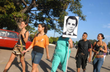 Nuestro pueblo, en peregrinaje hacia la necrópolis de Colón, junto a familiares y amigos, recuerda a sus seres queridos y tributan póstumo homenaje a las víctimas del crimen de Barbados, este 6 de octubre, a 37 años de ese monstruoso atentado. Fotos: Agustín Borrego.