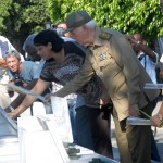 Mercedes López Acea y Samuel Rodiles Plana depositan flores a los caídos.