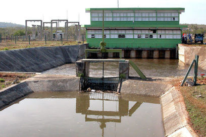 Ni siquiera el agua escapa al bloqueo
