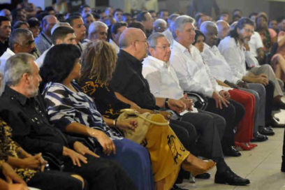 Asiste Raúl a celebración de jóvenes creadores cubanos