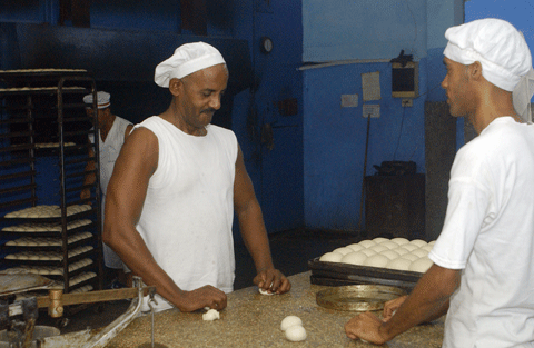 Panaderías, dulcerías, fábricas y otras entidades pueden acomodar sus cargas y laborar en las madrugadas.