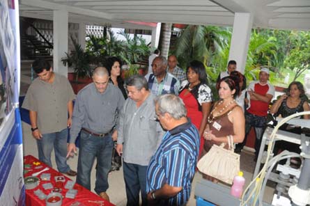 Los participantes en la Conferencia apreciaron una exposición sobre logros científico técnicos de Villa Clara, así como inventivas que evitaron la paralización de la producción o los servicios. Foto: Manuel de Feria