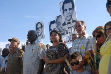Presentes en el acto Mercedes López Acea, Primera Secretaria del Comité Provincial del Partido en La Habana y Vicepresidenta del Consejo de Estado y Ministro; Esteban Lazo, Presidente de la Asamblea Nacional del Poder Popular, el General de División Samuel Rodiles Plana; la General Brigada Delsa Esther Pueblas Viltre y el Héroe de la República de Cuba, René Gonzalez Sehwerert y familiares de los Cinco.