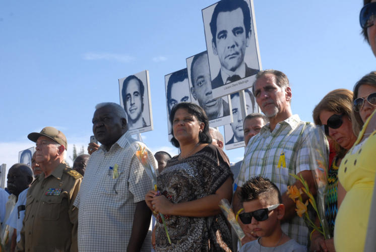 Presentes en el acto Mercedes López Acea, Primera Secretaria del Comité Provincial del Partido en La Habana y Vicepresidenta del Consejo de Estado y Ministro; Esteban Lazo, Presidente de la Asamblea Nacional del Poder Popular, el General de División Samuel Rodiles Plana; la General Brigada Delsa Esther Pueblas Viltre y el Héroe de la República de Cuba, René Gonzalez Sehwerert y familiares de los Cinco.