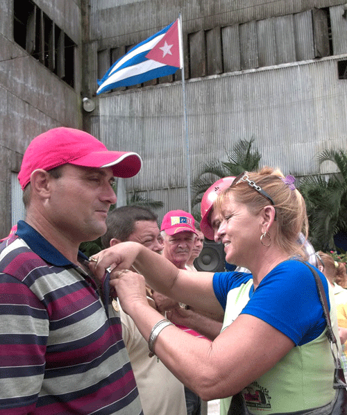 Entregan condecoraciones este 13 de octubre, Día del Trabajador Azucarero, en Ciego de Ávila. Foto: Del autor