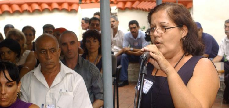 El anteproyecto de Documento Base del XX Congreso de la CTC fue analizado por trabajadores de la División Oeste de ETECSA. Foto: César Rodríguez.
